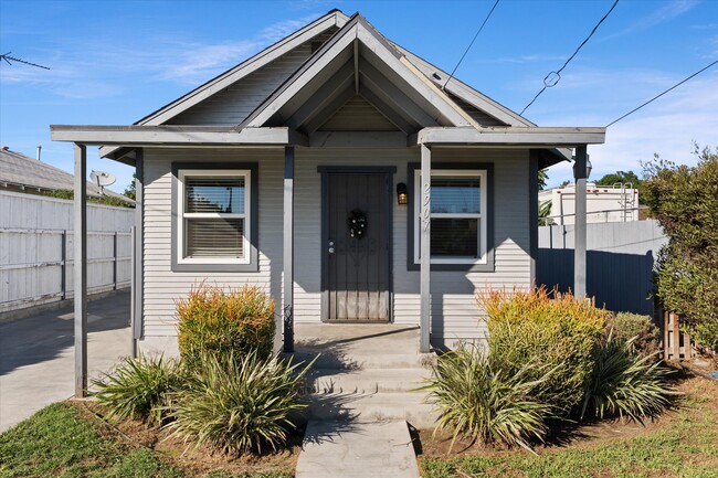 property at 2907 E Sawyer St