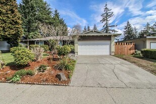 13520 117th Ave NE in Kirkland, WA - Building Photo