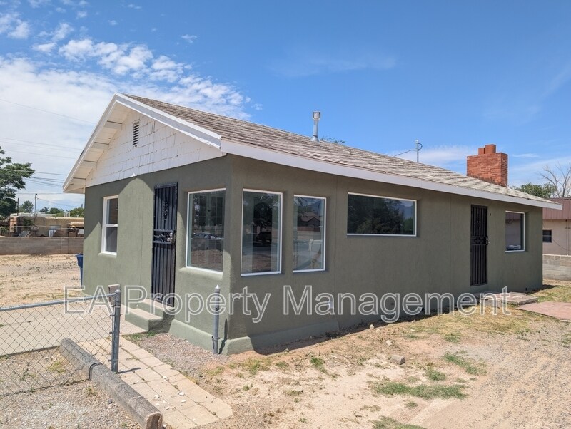 523 Valencia Dr SE in Albuquerque, NM - Building Photo