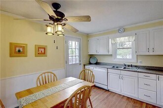 135 Holly Rd in South Kingstown, RI - Building Photo - Building Photo