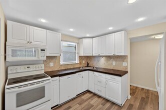 3100 Riverside Dr in Coral Springs, FL - Building Photo - Building Photo