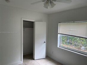 2329 NE 173rd St in North Miami Beach, FL - Foto de edificio - Building Photo
