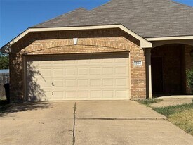 1104 Saddle Ct in Mansfield, TX - Building Photo