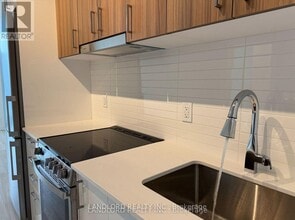 30 Upper Mall Wy in Vaughan, ON - Building Photo - Building Photo