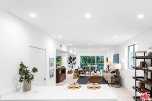 11620 Chenault St in Los Angeles, CA - Building Photo