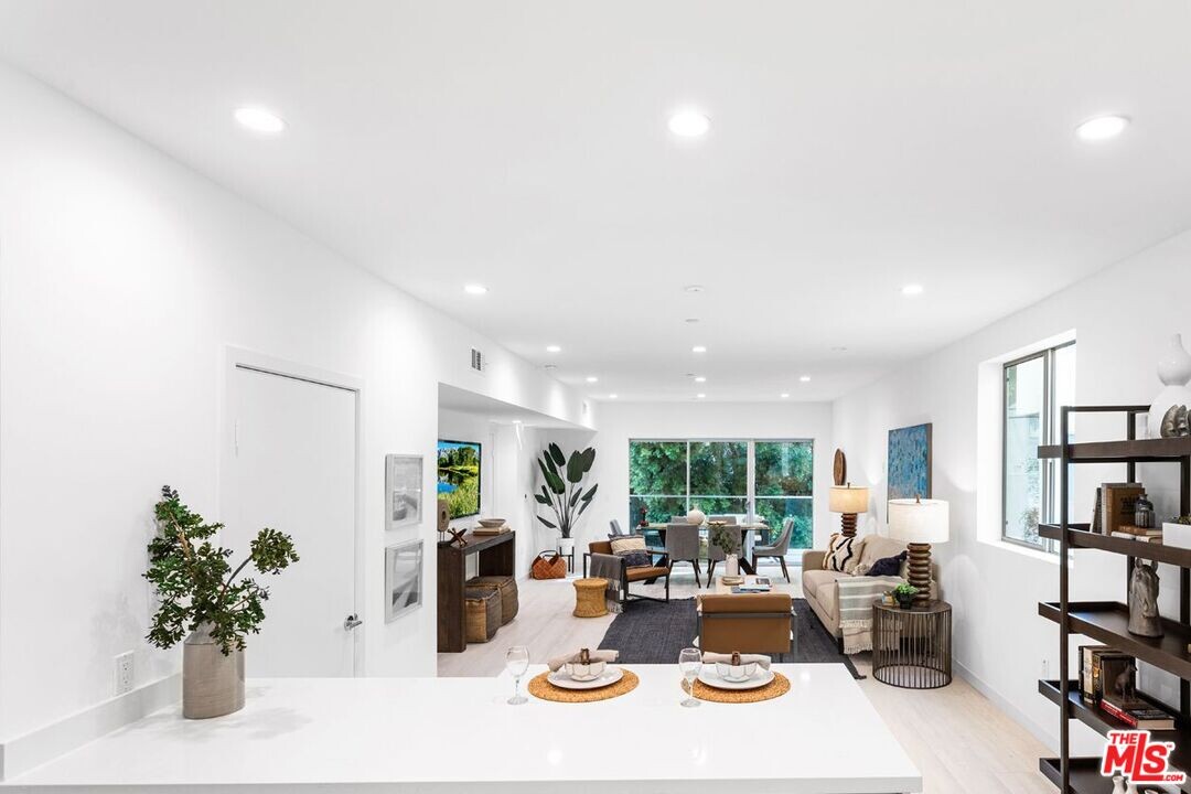 11620 Chenault St in Los Angeles, CA - Foto de edificio
