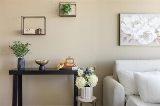 580 72nd St, Unit 1006 in Miami Beach, FL - Building Photo - Building Photo