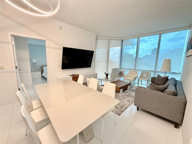 851 NE 1st Ave, Unit 1108 in Miami, FL - Foto de edificio - Building Photo