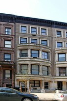 34 W 69th St in New York, NY - Building Photo