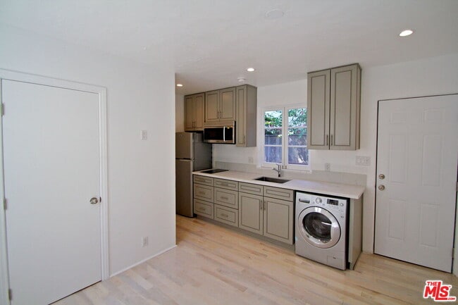 838 Hilldale Ave in West Hollywood, CA - Building Photo - Building Photo