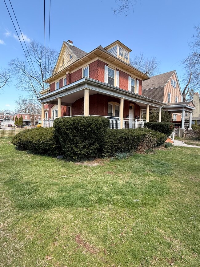 1605 DeKalb St, Unit 2 in Norristown, PA - Foto de edificio - Building Photo