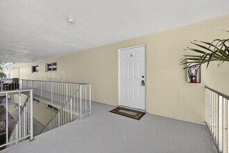 727 Hummingbird Way in North Palm Beach, FL - Building Photo - Building Photo