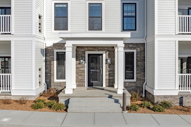 Overland Crossing in Brookfield, CT - Building Photo - Building Photo