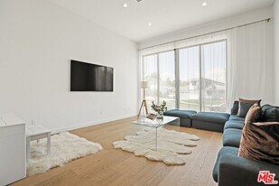 12136 Clarkson Rd in Los Angeles, CA - Building Photo