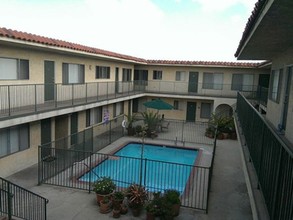 Villa Adriana Apartments in Hawthorne, CA - Building Photo - Building Photo