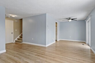 73 Kennedy Dr in North Chelmsford, MA - Foto de edificio - Building Photo