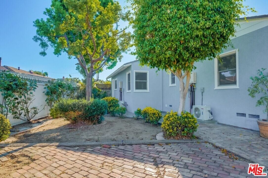 8356 Kittyhawk Ave in Los Angeles, CA - Building Photo