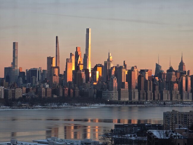 9060 Palisade Ave in North Bergen, NJ - Foto de edificio - Building Photo