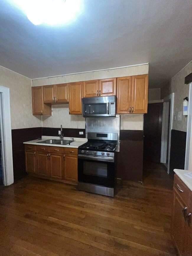 577 Tremont Ave, Unit 1 in Orange, NJ - Building Photo - Building Photo