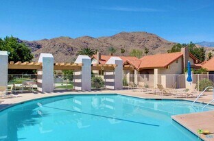 2350 E Miramonte Cir in Palm Springs, CA - Building Photo