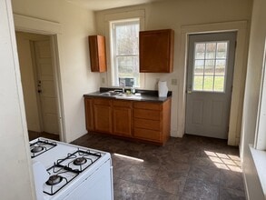 100 Brook St, Unit 1 in Corry, PA - Foto de edificio - Building Photo