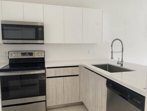 219 SE 8th St in Hallandale Beach, FL - Building Photo - Building Photo