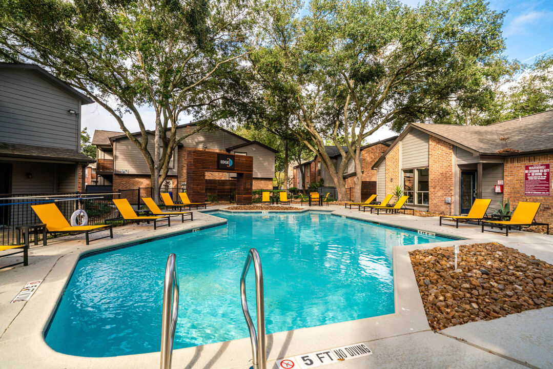 The Edge at Clear Lake in Webster, TX - Foto de edificio