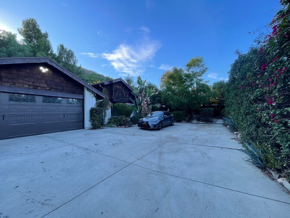 1868 W Phillips Dr in Pomona, CA - Foto de edificio
