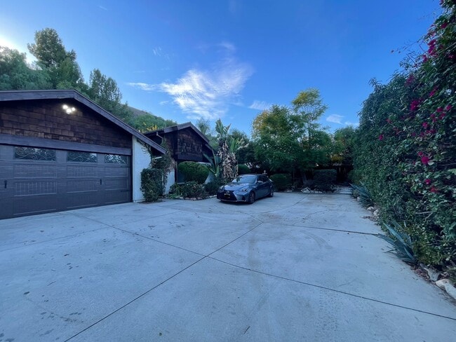 property at 1868 W Phillips Dr