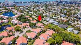 522 Beachwalk Cir in Naples, FL - Building Photo
