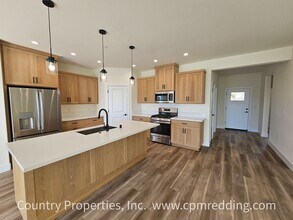 1400 White Water Cir in Redding, CA - Building Photo - Building Photo