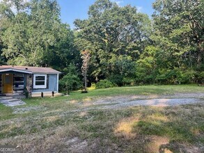 7138 Rockland Rd in Stonecrest, GA - Foto de edificio - Building Photo