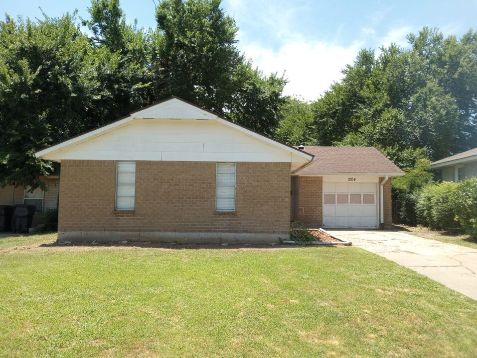 1204 NW 89th St in Oklahoma City, OK - Foto de edificio