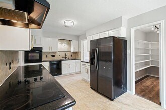 801 Thornwood Dr in Shenandoah, TX - Building Photo - Building Photo