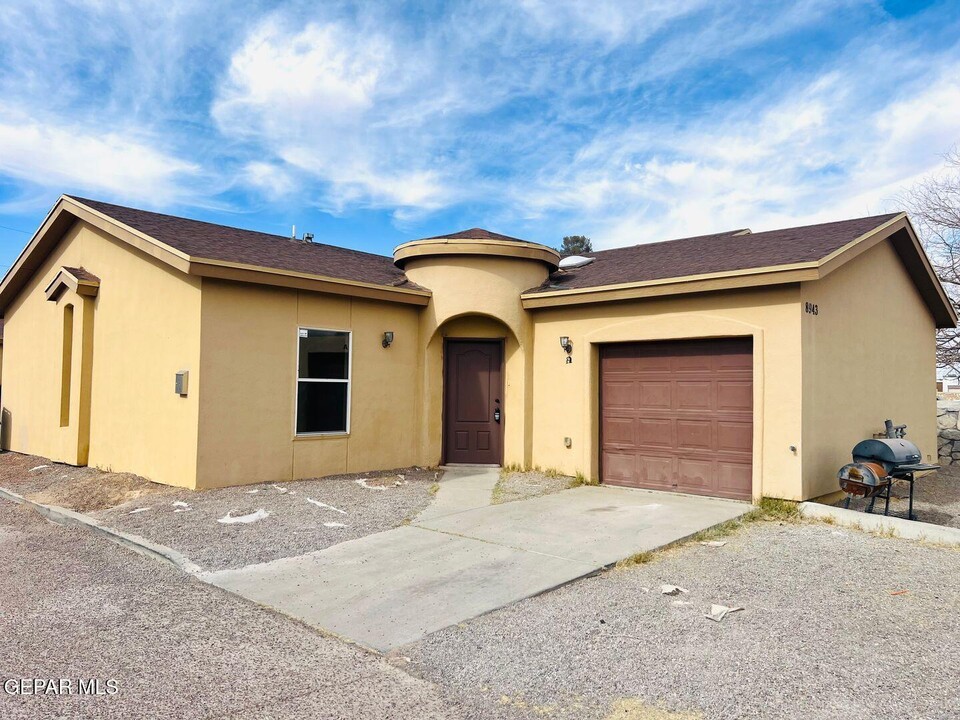 8943 Marks St in El Paso, TX - Building Photo