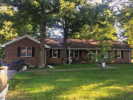 310 Azalia Dr in Fredericksburg, VA - Building Photo