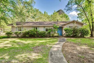 823 Dunton Rd in Clinton, MS - Building Photo