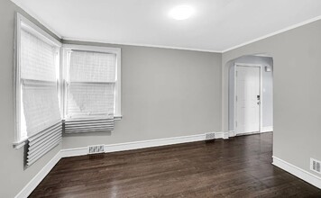 8900 S Dauphin Ave in Chicago, IL - Building Photo - Building Photo