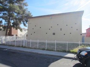 3832 Royal Crest St in Las Vegas, NV - Building Photo - Building Photo