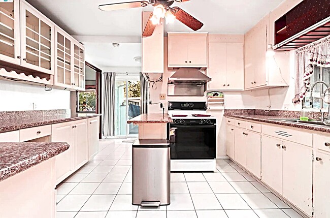 1474 Plaza Dr in San Leandro, CA - Foto de edificio - Building Photo