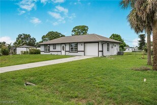 803 Monroe Dr in Lehigh Acres, FL - Building Photo