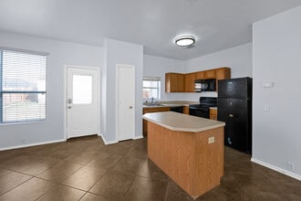 6011 Midcrown Dr E in San Antonio, TX - Building Photo - Building Photo