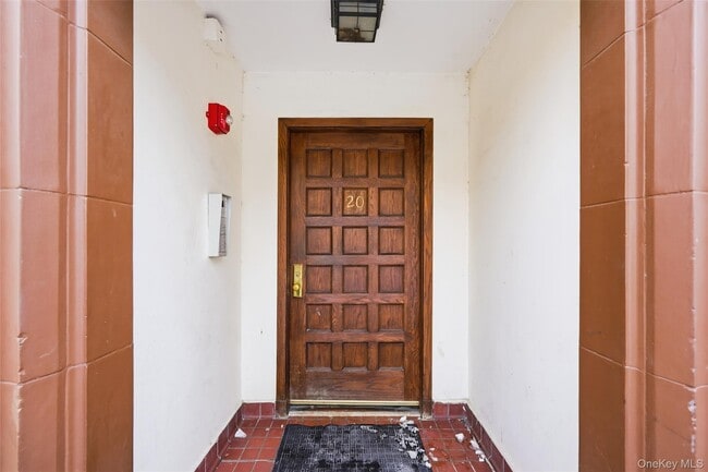 220-20 Garth Rd in Scarsdale, NY - Building Photo - Building Photo