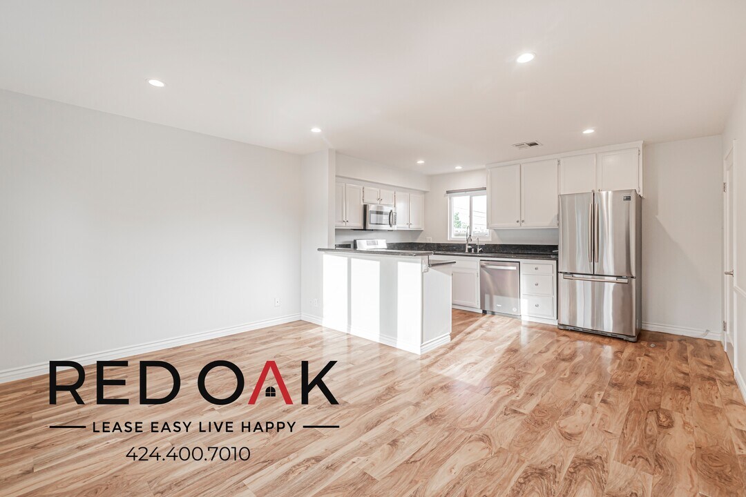 11218 Oxnard St in Los Angeles, CA - Building Photo