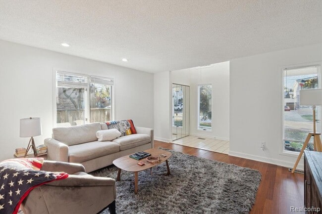 677 E Lincoln St in Birmingham, MI - Foto de edificio - Building Photo