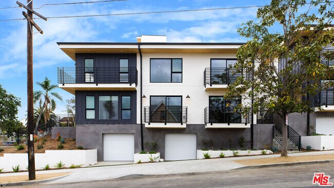 571 Mariposa Ave in Los Angeles, CA - Building Photo - Building Photo