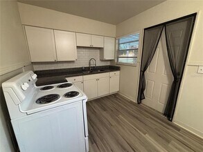 1102 Sunset Point Rd in Clearwater, FL - Building Photo - Building Photo