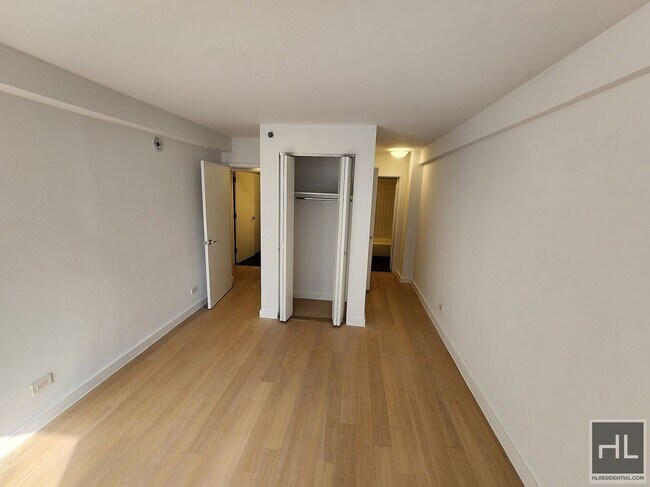 AMAZING ONE BEDROOM APARTMENT!! AMAZING DE in New York, NY - Building Photo - Building Photo