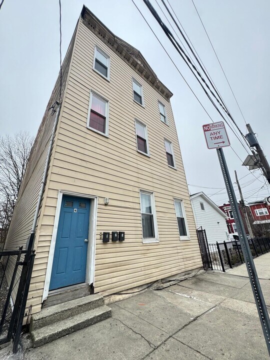 4 SEIDLER St in Jersey City, NJ - Building Photo