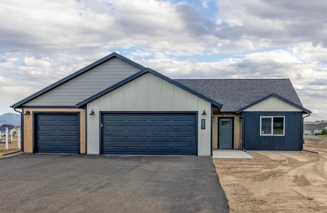 property at 3005 Vermillion Wy